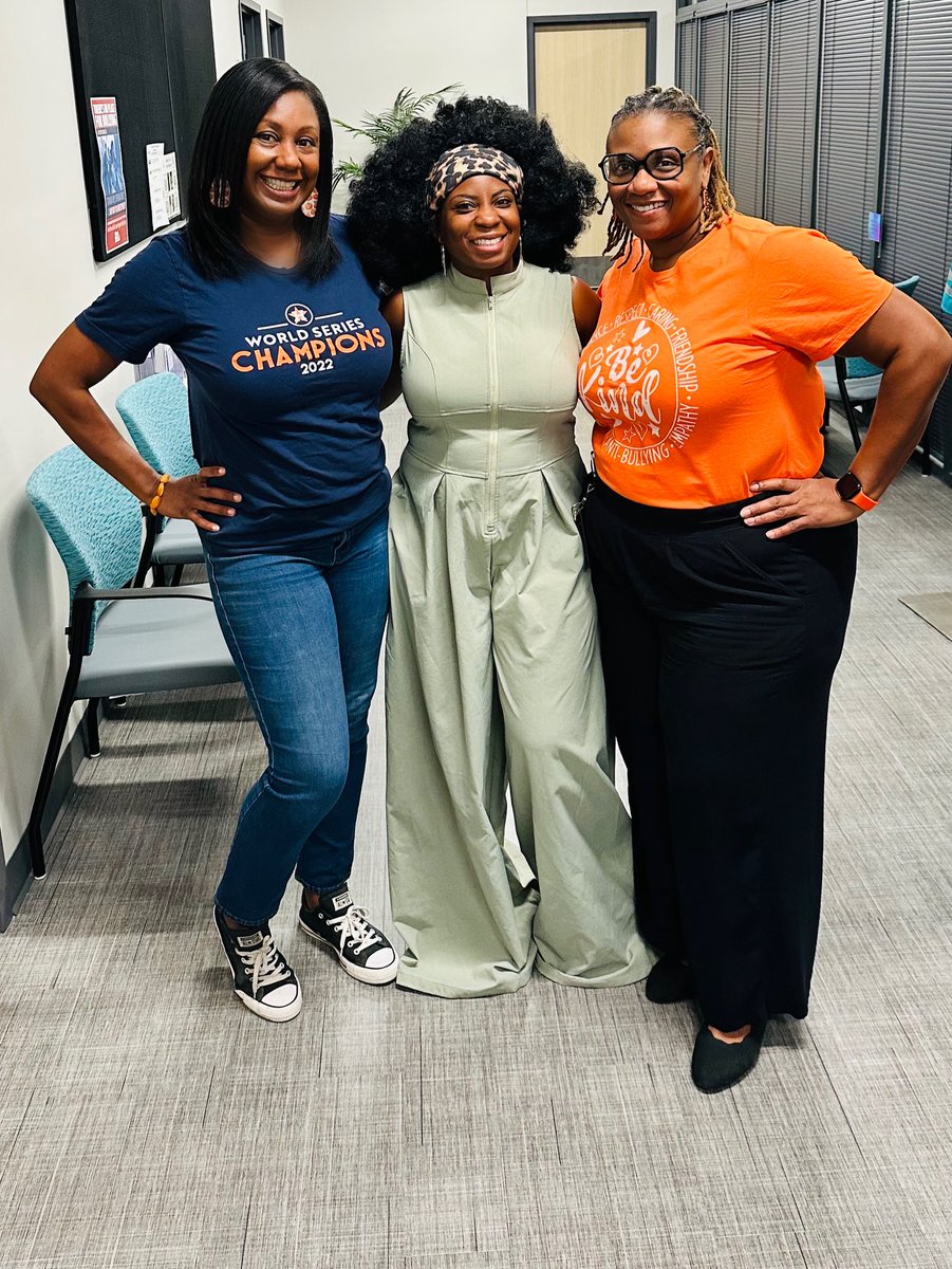 CounselorACHS's tweet photo. Wigged out Wednesday for WeComing Week! It was also Unity Orange Day! Some did both! Love it! https://t.co/ZVPwXvNMSw