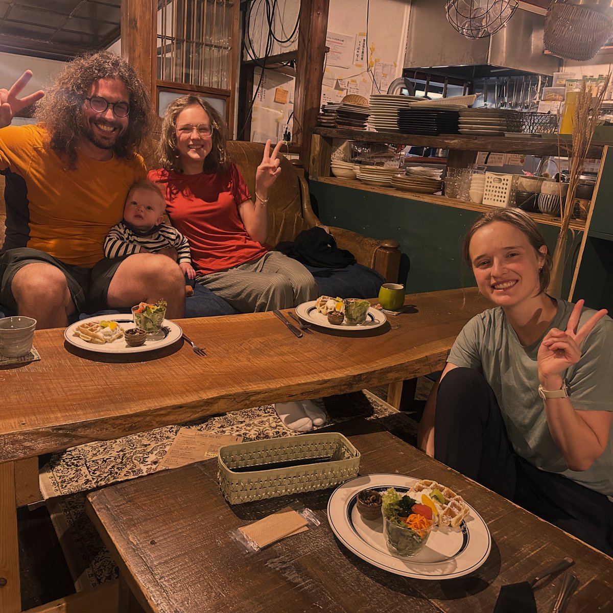 _MuGicafe's tweet image. 今日の朝食は、ベルギーから長島スパーランドへのお客さま☆今日の朝食もパンケーキ生地のワッフル…母国では溢れかえっているけど、桑名もち小麦の食感は楽しいって…トラディショナルな日本の朝食を提供出来なくてすみません！沢山のいろんな方々が、MuGicafeを楽しんで貰っている時間がとても幸せ!