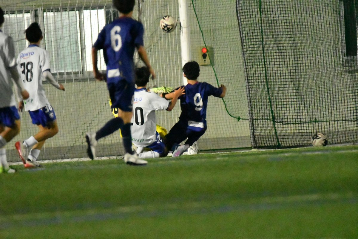 shinji826's tweet photo. お互いレギュレーションを試合前から理解していたなら共に４点以上取ることが次に進むための絶対条件だった。
その中で来期ユース最高峰のプレミアリーグでの戦いを宿命とするガンバ大阪に前半ラスト５分で３点、後半開始早々に４点目、１点返された直後に５点目を決めた奈良クラブが準々決勝へ進出。 https://t.co/Fm8QiknJNS