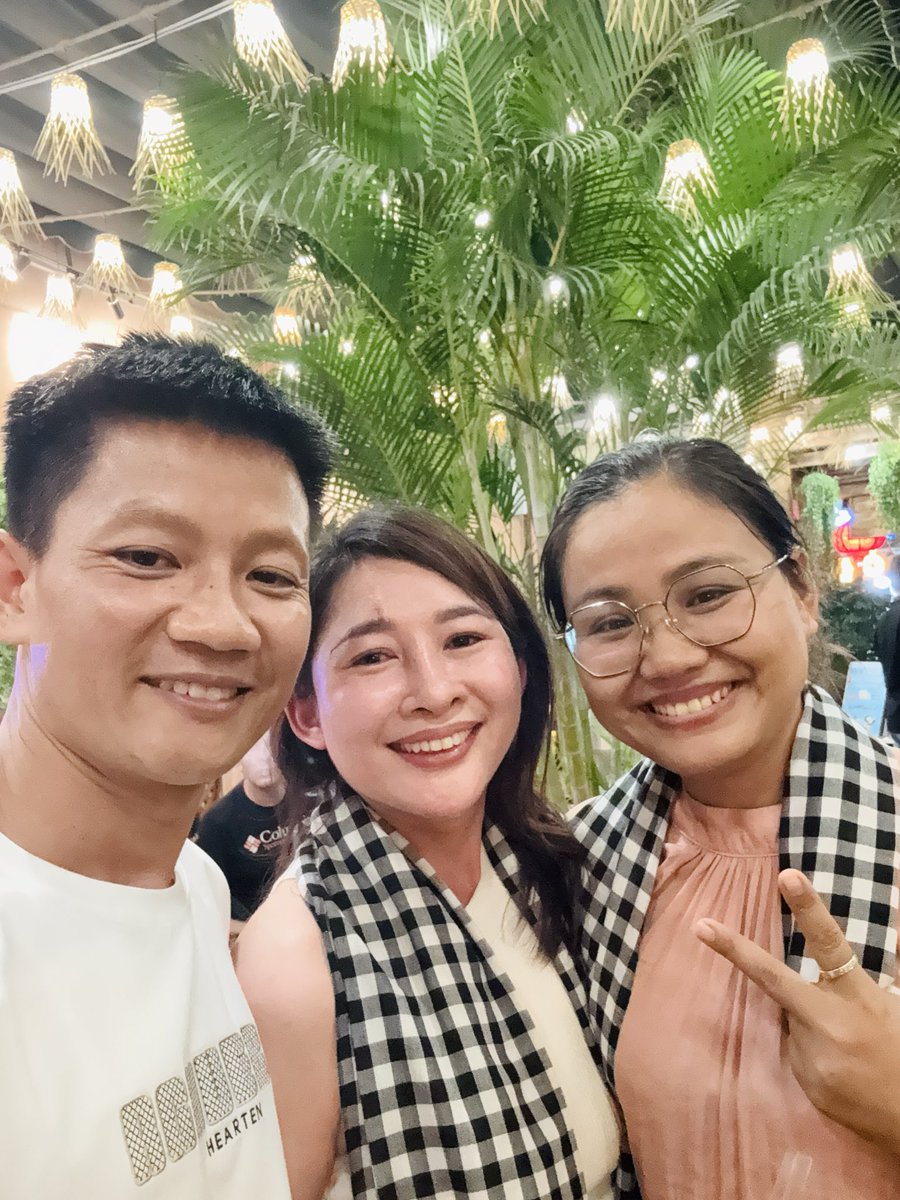 Tình cờ gặp được nữ goàng xuất khẩu dừa VN <a href="/PhamVanSmile/">PhamVan</a>, hẻm biết cổ có bí quyết gì mà lúc nào cũng trẻ trung năng động như mấy bé mừ tém, ai biết giải thích hộ bé Đông với nha.