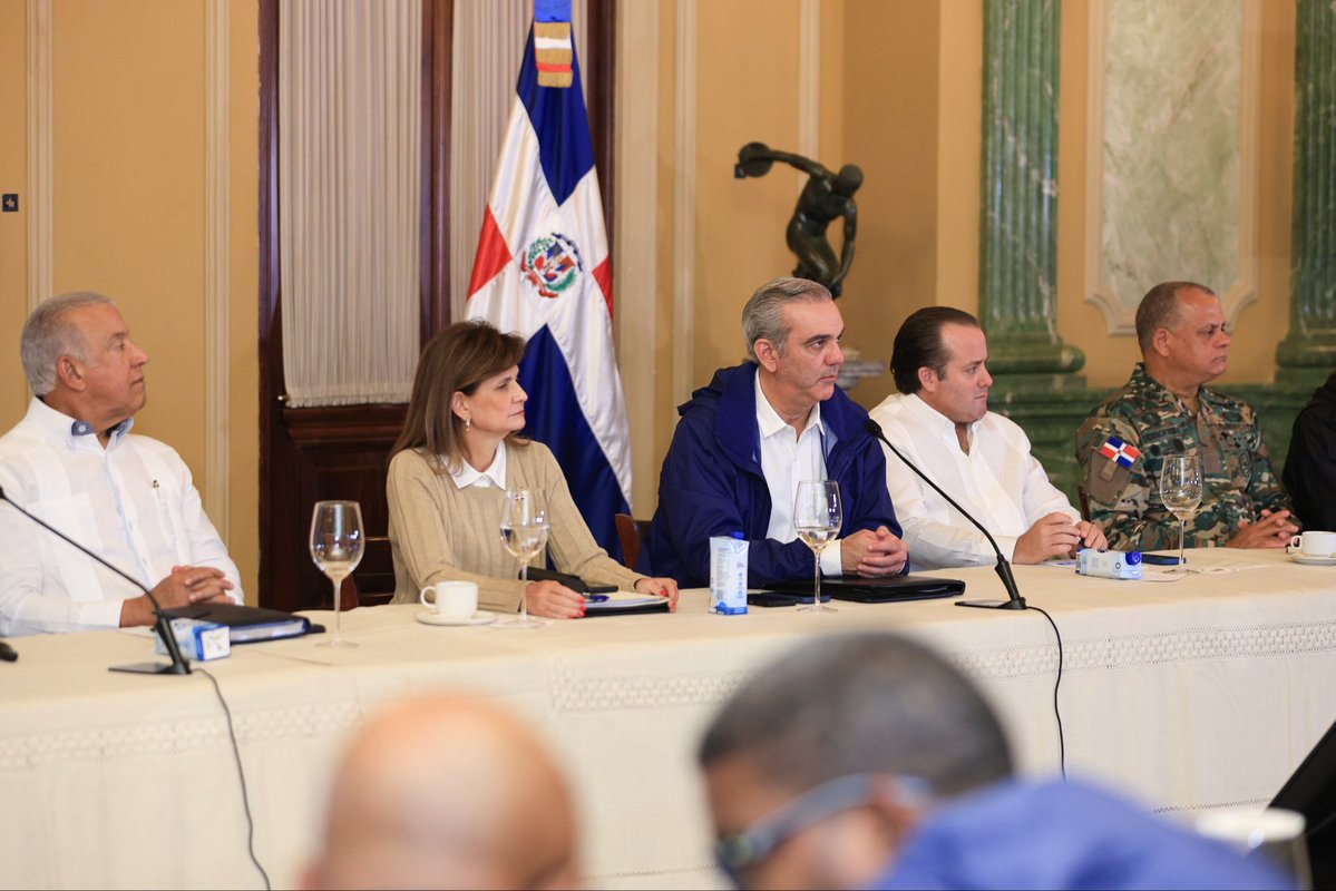 RaquelPenaVice's tweet image. Proteger la vida y el bienestar de nuestra gente es el compromiso que guía cada decisión.
Desde ayer, junto al presidente @LuisAbinader y los organismos de emergencia, estamos en sesión permanente, supervisando las acciones preventivas y de respuesta ante el paso de la tormenta…