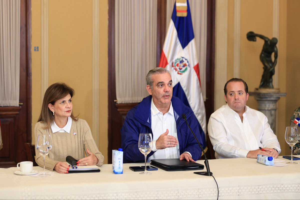 RaquelPenaVice's tweet image. Proteger la vida y el bienestar de nuestra gente es el compromiso que guía cada decisión.
Desde ayer, junto al presidente @LuisAbinader y los organismos de emergencia, estamos en sesión permanente, supervisando las acciones preventivas y de respuesta ante el paso de la tormenta…