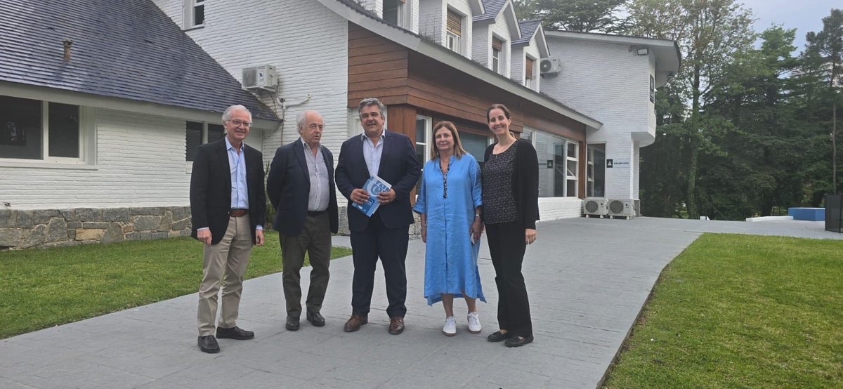 cdcamy's tweet photo. En Maldonado. Culminando reuniones  con el Intendente @miguelabellauy, Srio. Gral. de @IDdeMaldonado  Dr. Álvaro Villegas; y  Decanos de Facultades de Medicina y Derecho del @UClaeh, Dr. Guido Berro, Dr. Mario Garmendia.  Analizando propuestas para el desarrollo de la región. . https://t.co/WFpGbJD7IW