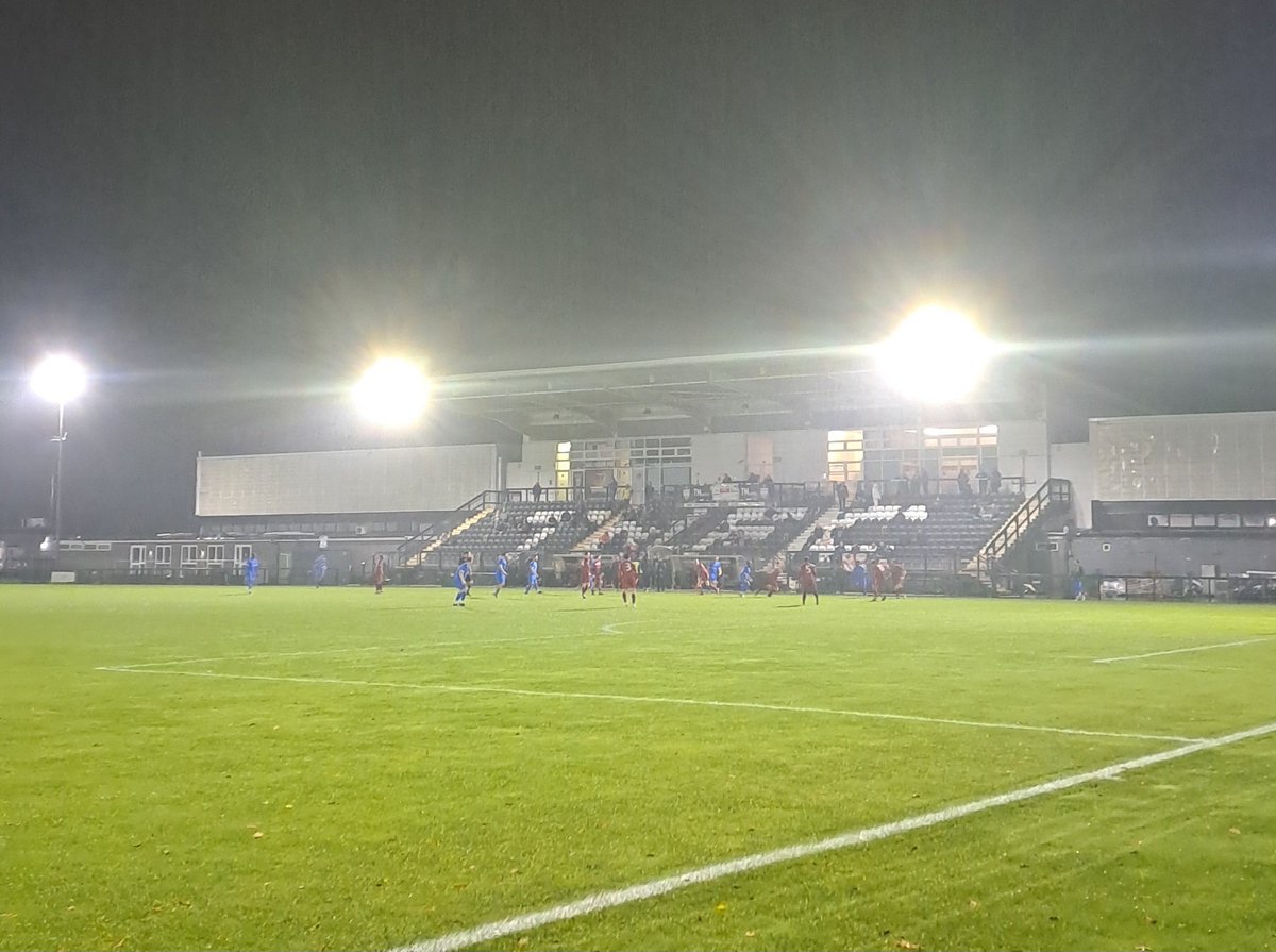 Balham v Cobham 0:7

9. Liga
8 Pfund Eintritt
7 Tore
6 Balham-Fans
5 Sticker entfernt
4 Pfund fürs Bierchen
3 Tribünen

Das vielleicht professionellste 9.-Liga-Stadion der Welt?

Rund 100 Zuschauer, darunter 6 Heimfans die hinterm Tor für Stimmung gesorgt haben

Südlondonliebe♡