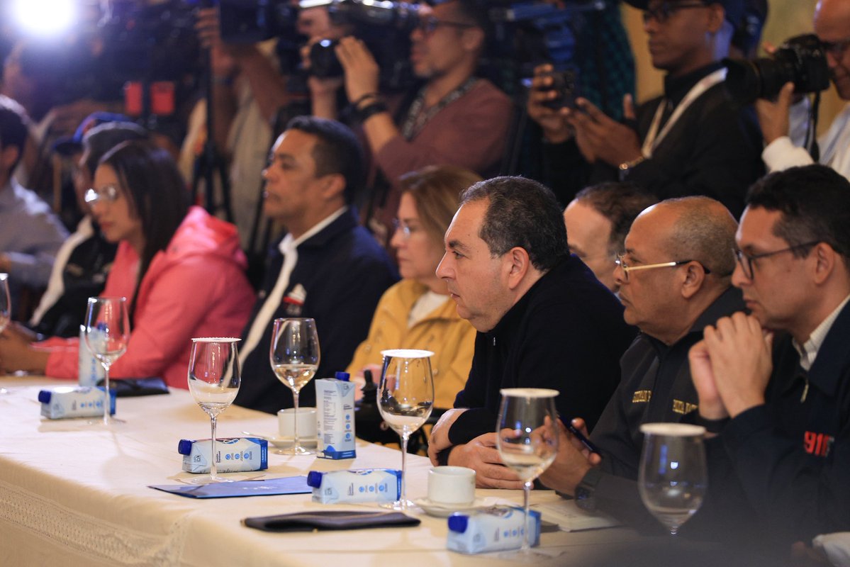 ViceRDo's tweet image. El presidente @LuisAbinader, acompañado de la vicepresidenta @RaquelPenaVice, encabezó una reunión con los organismos de emergencia para dar seguimiento al paso de la tormenta tropical Melissa por el territorio nacional.
Durante el encuentro, se revisaron las medidas preventivas…