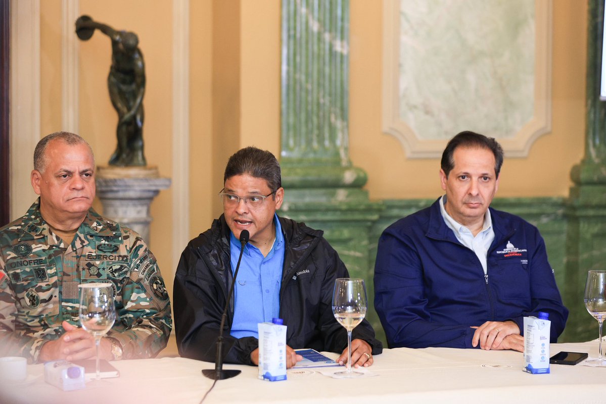 ViceRDo's tweet image. El presidente @LuisAbinader, acompañado de la vicepresidenta @RaquelPenaVice, encabezó una reunión con los organismos de emergencia para dar seguimiento al paso de la tormenta tropical Melissa por el territorio nacional.
Durante el encuentro, se revisaron las medidas preventivas…
