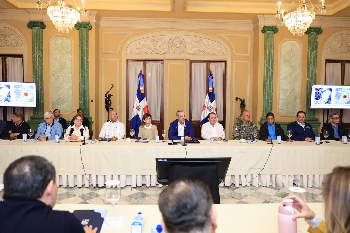 ViceRDo's tweet image. El presidente @LuisAbinader, acompañado de la vicepresidenta @RaquelPenaVice, encabezó una reunión con los organismos de emergencia para dar seguimiento al paso de la tormenta tropical Melissa por el territorio nacional.
Durante el encuentro, se revisaron las medidas preventivas…