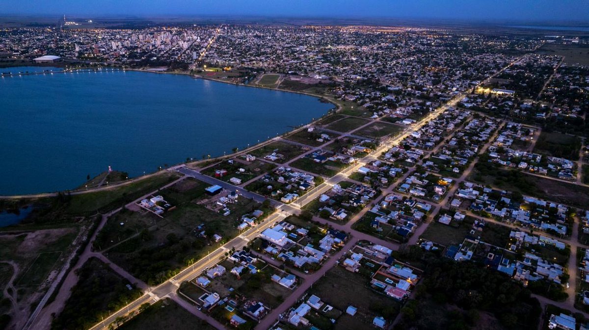 DESDE HOY LA NUEVA AVENIDA FELICE, PAVIMENTADA E ILUMINADA, JERARQUIZA NUESTRA CAPITAL.

Junto al intendente <a href="/copetedinapoli/">Luciano di Nápoli</a> habilitamos la nueva avenida Antonio Felice, un paso más dentro del gran proyecto de infraestructura urbana que conectará Santa Rosa con Toay, también por