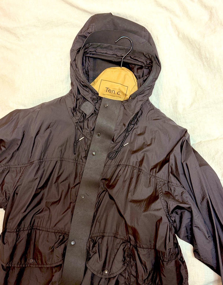 実生活ではステルスファンな私はこちらで出社。今ツアーの初期でリアムが着てたTen-CのSkye Ten Anorak。これならあまり被らないはず。
#Oasis #TenC #LiamGallagher