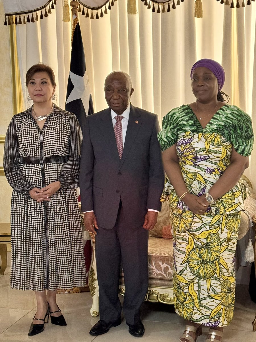 Y hoy tuve el honor de presentar las cartas credenciales al Presidente de Liberia. Reiteré mi compromiso de fortalecer la relación bilateral. El presidente Boakai reconoció el liderazgo de 🇲🇽 en la cooperación Sur-Sur y la importancia de centrar nuestras acciones en las personas.