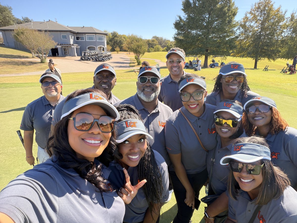 JDHallLISD's tweet image. For Principal&apos;s Month, LISD swung an &quot;ace&quot; for my colleagues and I. Gracias por el apoyo y la oportunidad de ser un lider eficaz en educacion.  @LancasterISD @drcasscarr @akperera