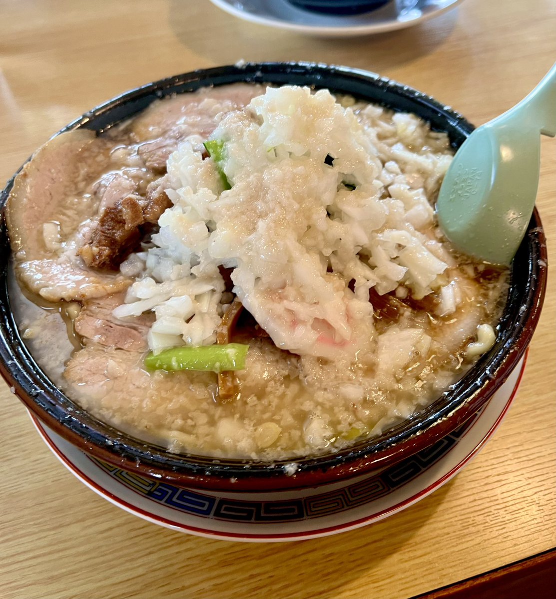 FSengineering_0's tweet image. 良い仕事は、うまい食事から!!!🍚

オススメご飯の紹介企画
『推しメシ』😋😋

今日は新潟5大ラーメンのひとつ
【背脂ラーメン】を推します🍜

太めの麺と背脂の旨みが絡む絡む!!!
エネルギーが湧いてくる一杯です
食べたくなってきた…🤤

#企業公式
#企業公式相互フォロー
#背脂ラーメン 
#推しメシ