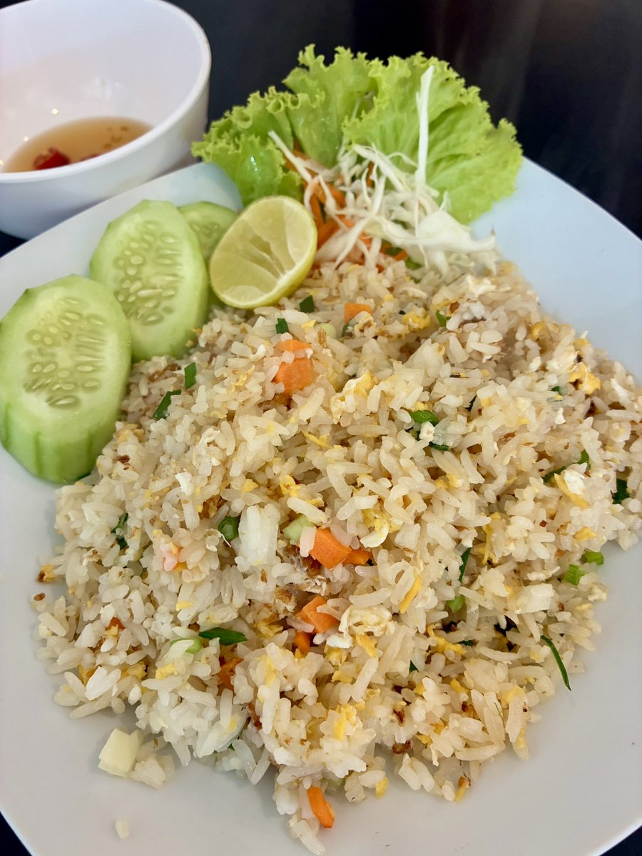 20251023  おはようございます

昨日の lunch♡

卵チャーハン 60B（278円

前から気になっていたコンドミニアムにある食堂で初めて食べました😌誰かさんが作ったチャーハンより全然美味しいです👌パタヤで食べるチャーハンって、どの店も本当に美味しいのです🥹
昭和の焼飯の味がしますw
音痴味男評…