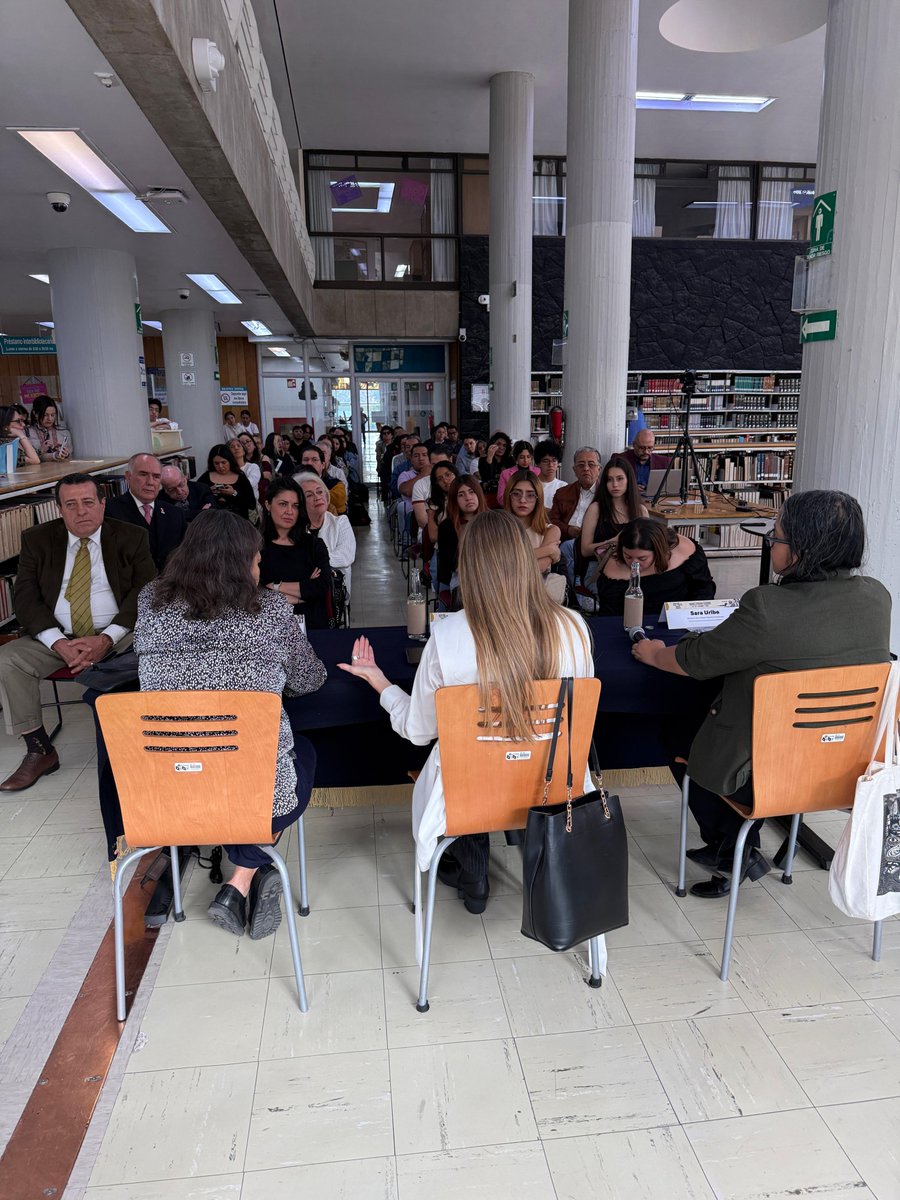 LiteraturaUNAM's tweet image. 📚Algunas instantáneas desde la Biblioteca Central de la UNAM: estamos en el conversatorio "Rosario Castellanos: me está doliendo el mundo" con Julia Santibáñez, Sara Uribe y Leticia Bonifaz, en el marco de la #FILTE.

@RaraUribe
@JSantibanez00
@leticia_bonifaz
@CatedraRC_UNAM