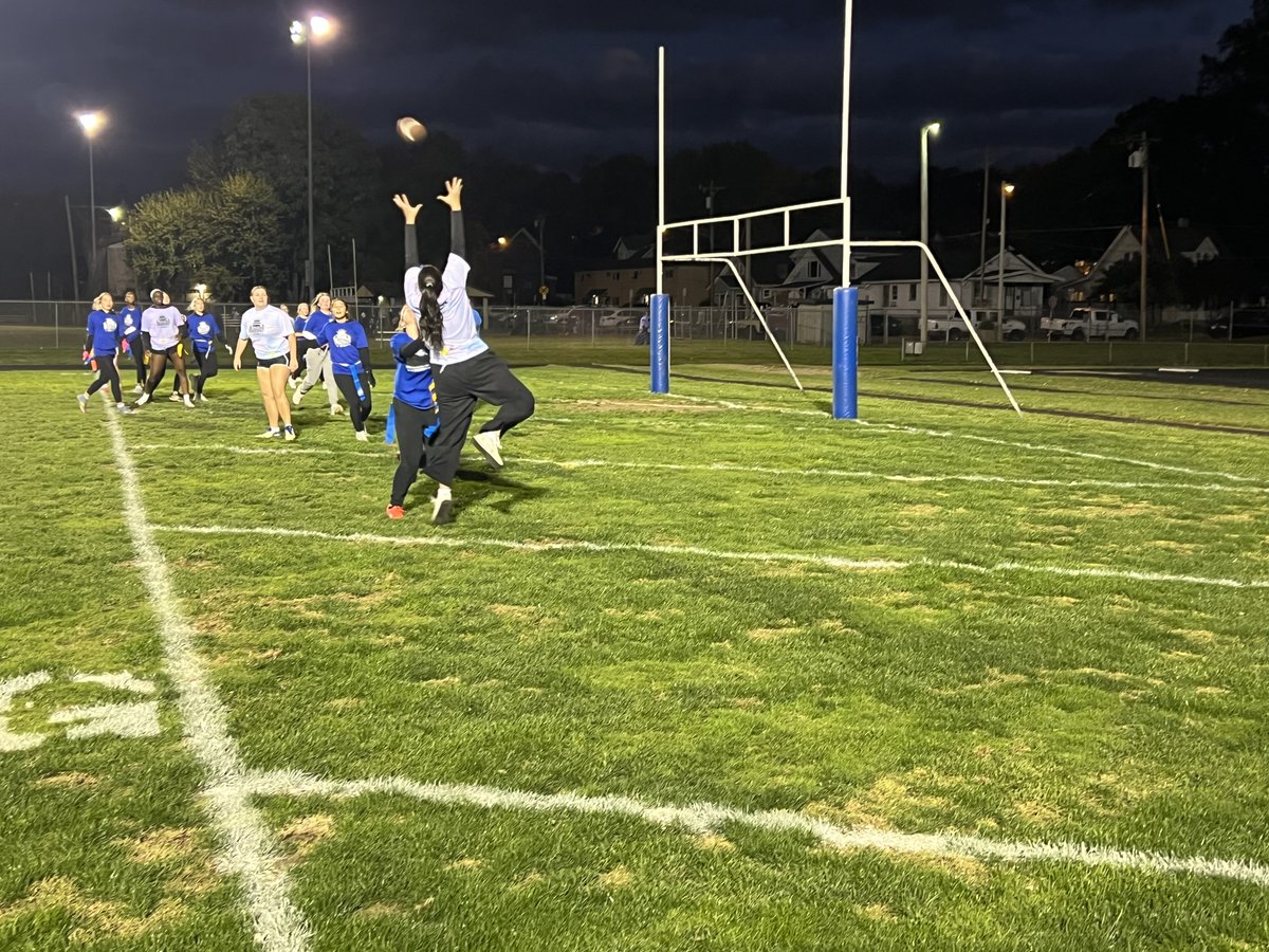 Shout out to Coach Cripe for being our ref tonight. The Seniors get on the board first in the championship game, 2 pt conversion comes up short. They lead 6-0 over the Sophomores!