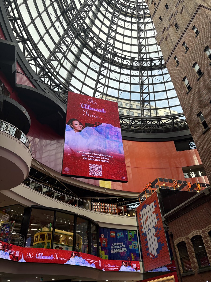 cackling at this billboard of <a href="/MariahCarey/">Mariah Carey</a> defrosting in Melbourne