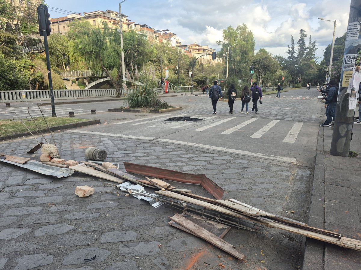 Popacanuto's tweet photo. 🔴 #ÚltimaHora | A las afueras de la Universidad Estatal de Cuenca se mantienen manifestantes. Un bus permanece retenido en el lugar. Hasta el momento no se registra presencia de autoridades. #Cuenca #Ecuador #Protestas
@tomebamba @UNSIONTV @teleramaecuador @teleamazonasec https://t.co/PtJEmjL4J5