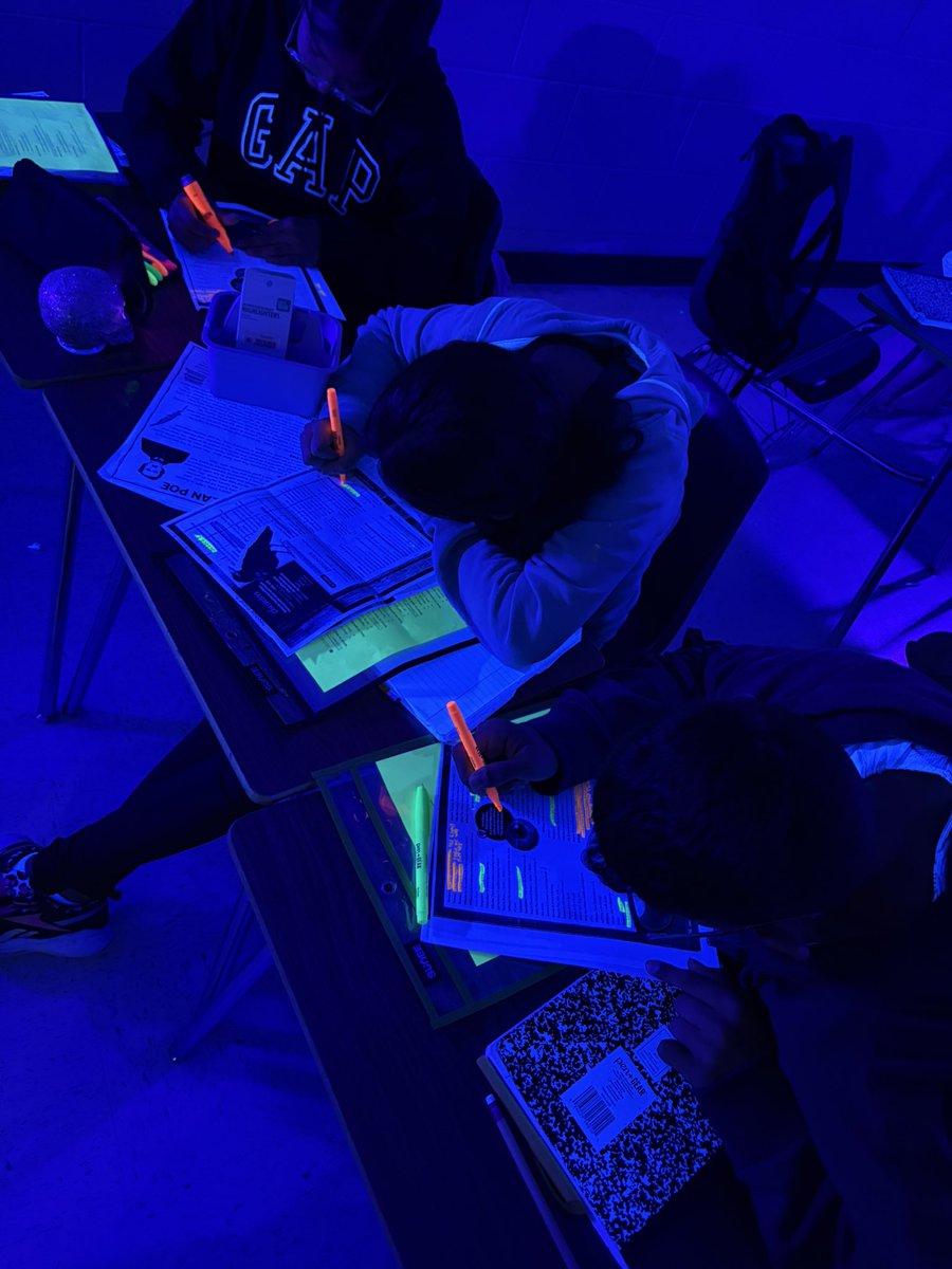 SArizpe_SRMS's tweet photo. GLOWing annotations day! Yesterday, we read and acted out the drama “The Tell-Tale Heart”, and today we annotated in style for a deeper understanding of the text! 💚💛🧡 https://t.co/19SSrvTnzs