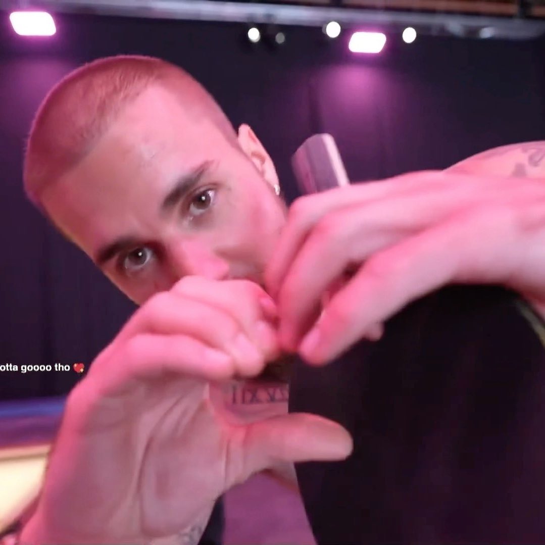 biebernovidade's tweet photo. 🚨Justin Bieber encerrando a live: “amo vocês.” https://t.co/TSdmmMXOmm
