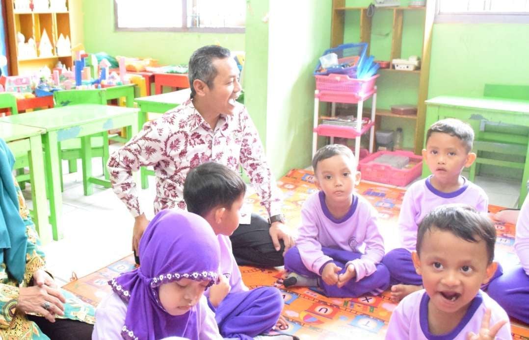 RRIPrograma3's tweet image. Pemerintah  mengubah program wajib belajar dari 12 tahun (SD-SMA) menjadi 13 tahun (TK-SMA). #Pendidikan #WajibBelajar #13Tahun

Selengkapnya di: rri.co.id/nasional/19200…

(Foto: Kemendikdasmen)

-rng-