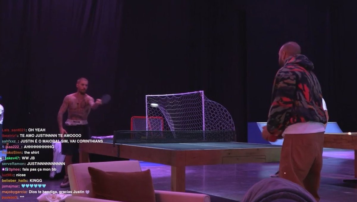 FOFO! Durante sua live na Twitch, Justin Bieber mostrou o lugar que montou para se preparar e se inspirar para os shows do Coachella, ele disse que está preparando um show incrível pra gente e que está muito animado! Além disso, Justin também disse pra gente ficarmos ligado,