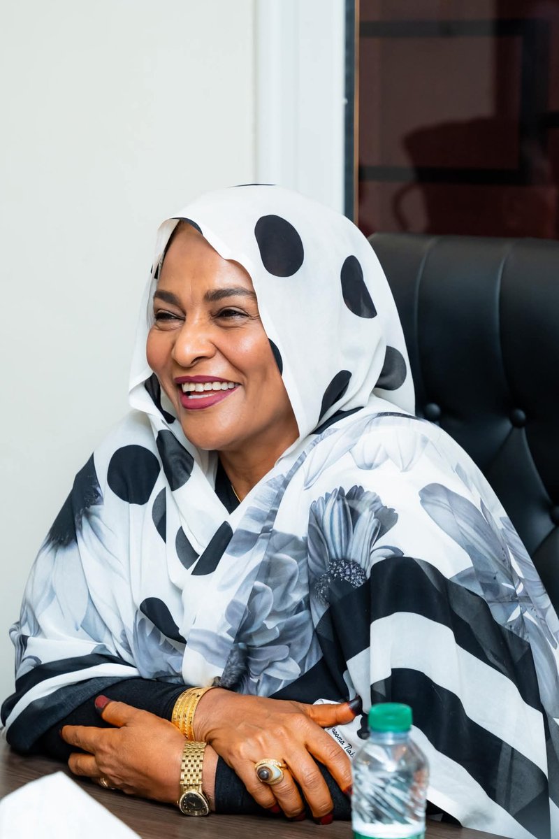 hashsudan's tweet image. 🔴وزير التحول الرقمي مهندس أحمد درديري  غندور يلتقي بمكتبه  محافظ البنك المركزي  أستاذة آمنه ميرغني في زيارة رسمية هي الأولى منذ توليها المنصب 

ناقش الوزير والمحافظ عدد من الملفات أبرزها : 

 * ربط المنصة الوطنية &quot;بلدنا&quot; بأنظمة البنك المركزي لتسهيل الخدمات المالية والحكومية.

 *…