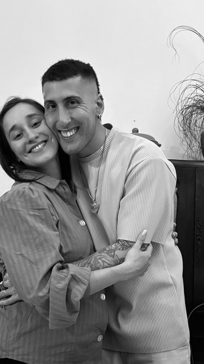 Creo firmemente que todos en esta vida merecen tener un amor así, que los atraviese, que los inspire a ser su mejor versión, que viva sus sueños como si fuesen suyos. Que cree, que crea, y que las ame con locura. 
Feliz cumpleaños amor, abrázame así para siempre. ♥️