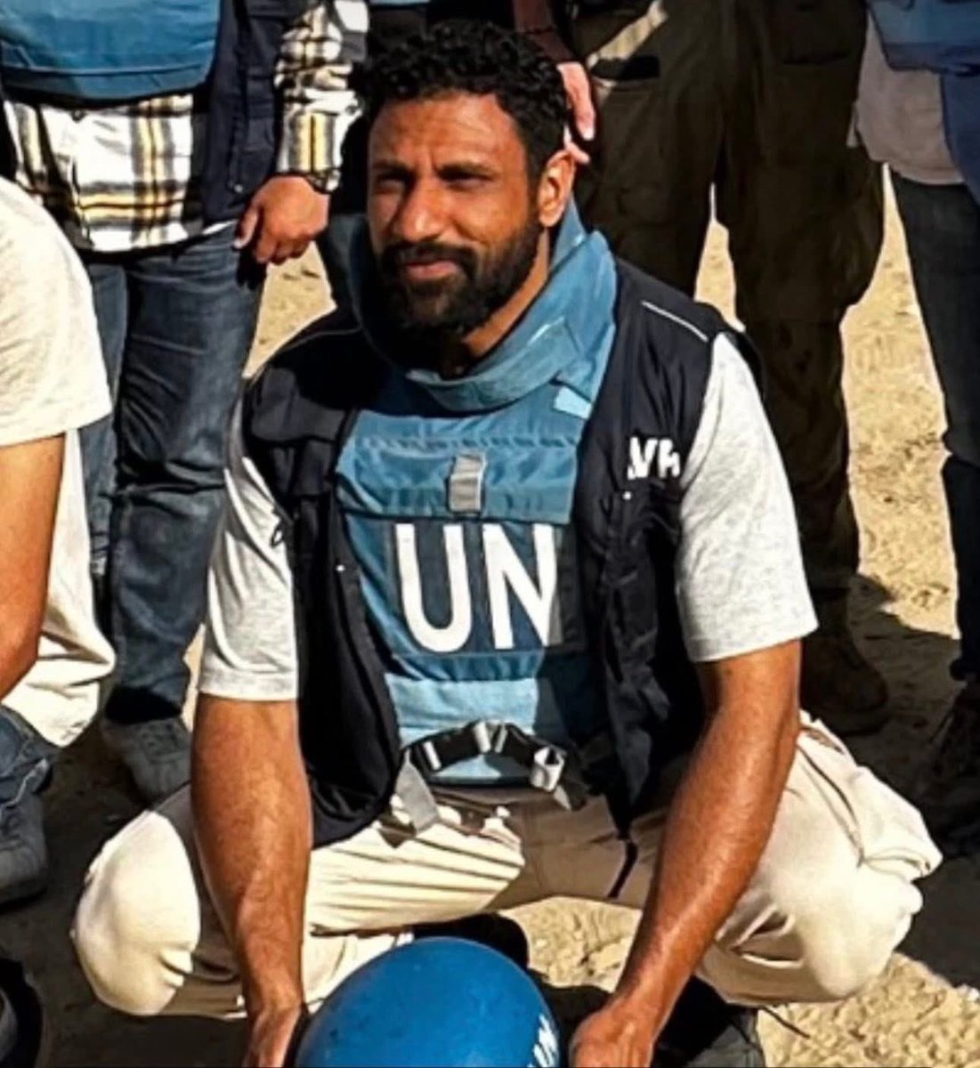 afash7777's tweet photo. عمار ناصر الحسني شاب يمني من محافظة أبين  ويسكن في صنعاء بحكم مقر عمله ، حيث انه يعمل بصورة رسمية وعلنية ضابطاً للأمن والسلامة في مكتب الامم المتحدة ضمن برنامج الغذاء العالمي - اليمن .

وقبل فترة وبتكليف من الامم المتحدة عمل عمار في قطاع غزة ضمن موظفي الأمم المتحدة ، والطريقة الوحيدة لدخوله القطاع كانت عبر الأراضي المحتله ، وذلك يعني ان جوازه يحمل ختم دخول دولة الكيان الإسراغيلي .

وقبل أسبوع السئ عبدالملك الحوثي اعلن في خطاب له بالقبض على من حدد احداثيات مكان تواجد حكومته وهي يعني بذ��ك عمار  ، وأنه يشتغل تبع الكيان الصخيوني ، ودليلهم على ذلك أن جوازه مختوم بختم دخول إسراغيلي .

للعلم عمار خدم في قطاع غزة أطفال وأهالي وأسر القطاع ، وخاطر بحياته وخدمهم أكثر مما عملته وقدمته ميليشيا الحوثي الارهابية لهم ، وهذه الصور ألتقطها له صحفيين فلسطينيين وأصدقائه وزملائه اللي أشتغلوا معه في قطاع غزة .

#الدليل_قالوا_له .