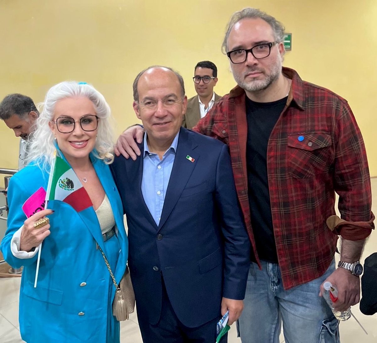 LaloUrbanoM's tweet image. Mi querida @LAURAZAPATAM, el presidente @FelipeCalderon y su servidor. 

Debemos entre todos salvar a #México, cada uno cuenta y no es frase gastada de campaña, es la realidad. 

Mas nos vale despertar ya, o no quedará país por cual luchar. 

#México #Libertad #Democracia