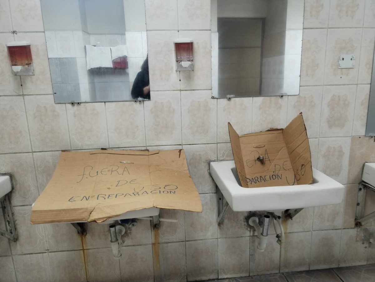 #ISSS | Usuarios del Hospital General del Seguro Social denuncian el mal estado de los lavamanos en el área de servicios sanitarios y piden a las autoridades una pronta reparación para garantizar condiciones adecuadas de higiene.

📸Cortesía