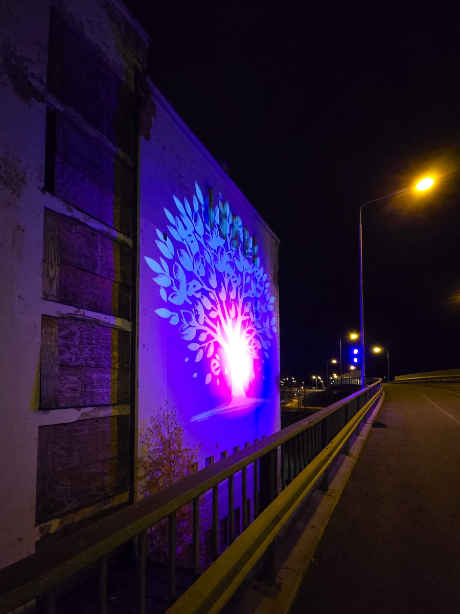 Valotaideteos on ilmestynyt jossain välissä Mikkeliin Vaakunaa vastapäätä olevan talon päätyyn. #mikkeli