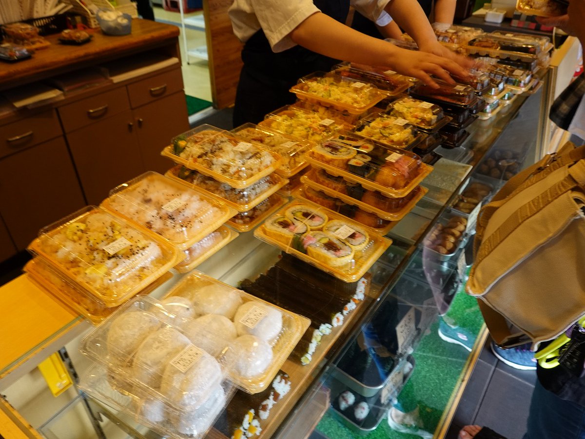 kuni_official's tweet photo. ホテルチェックアウト後、 #JCOB のお店 #やまがた屋 さんで朝昼兼用の #おにぎり 4個と #唐揚げ をテイクアウト。
そして食べる場所探し
#おにぎりアクション 2025は11/15迄。
おにぎりで世界を変える。
あなたの写真投稿がアフリカ・アジアの給食に。
#OnigiriAction #日立 #茨城 #JCI #Onigiri https://t.co/bjujyrviob