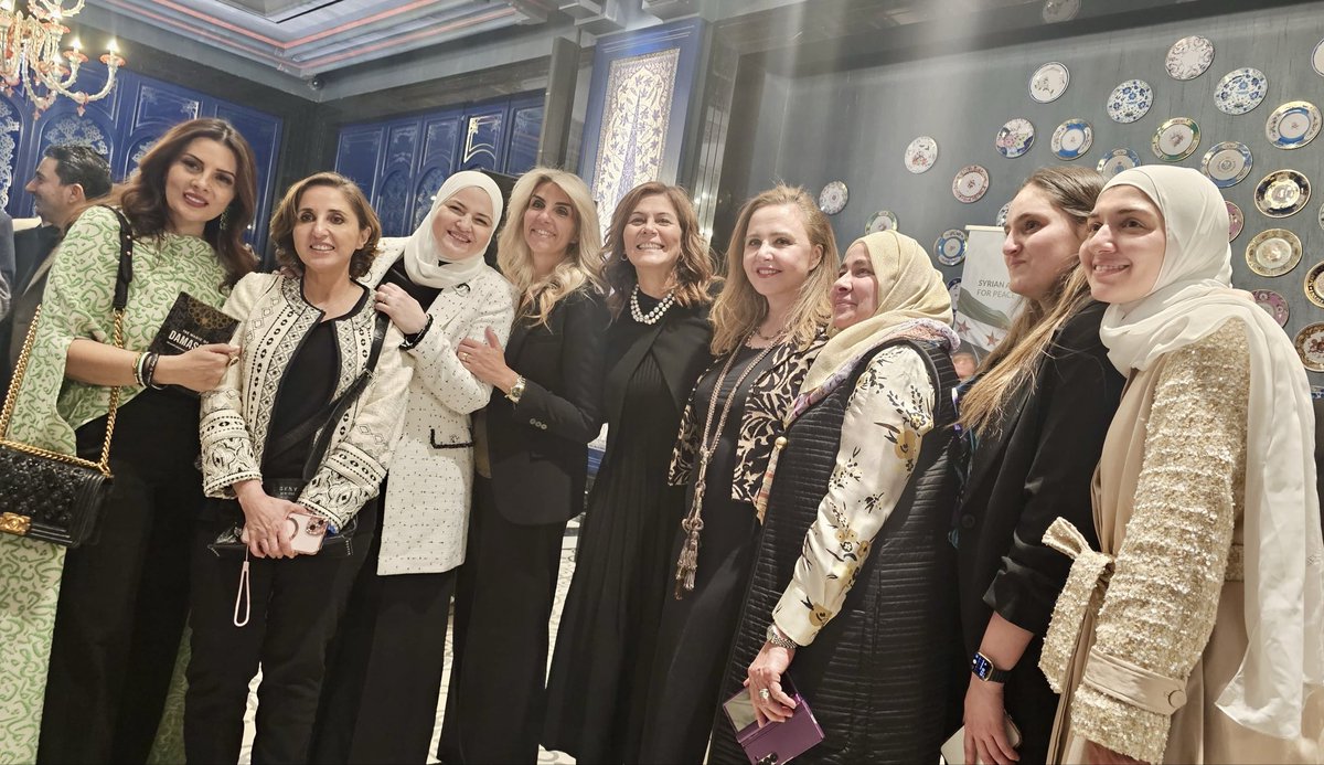 AliaNatafgi's tweet photo. النساء اللواتي يحملن سوريا إلى الأمام 🇸🇾

على مدى أربعة عشر عامًا، عملتُ مع نساء سوريات يمتلكن من الصمود ما يحرك الجبال. قائدات، مدافعات، طبيبات، مبدعات، رائدات أعمال، مهندسات، وفنانات. كل واحدة منهن حملت قصة وطنٍ كامل، بحزنه وصبره ووعده بالمستقبل.

لقد كان لي الشرف أن أعمل جنبًا إلى جنب مع سيدات من مختلف القارات والمهن والأجيال. نساء شجاعات، ذكيات، ومخلصات في سعيهن لبناء مستقبل أفضل لسوريا. لم يكنّ مجرد مشاركات في قصة الوطن، بل كُنّ كاتباتها وصانعاتها.

في قاعات الاجتماعات كما في المراكز المجتمعية، شاهدتهنّ يقدن بثقة هادئة. يقلن الحقيقة أمام القوة، ويبنين التحالفات، ويخلقن مساحات جديدة لصوت سوريا كي يُسمع. كثيرات منهن غادرن البلاد، لكن لم تغادرهن روحها أبدًا. نساء سوريا في المهجر أصبحن دبلوماسيات بلا مناصب، رائدات أعمال بلا حدود، ومبتكرات في أكثر ميادين العالم تنافسًا. أسسن مؤسسات ومنظمات وأثرن في السياسات، ورفعن الرواية السورية إلى مستوى الحضور العالمي.

ومن بينهن نساء كان لهن أثر لا يُنسى، تشرفت بالعمل مع بعضهن عن قرب.
أولهم هند قبوات، وزيرة الشؤون الاجتماعية والعمل في سوريا اليوم، تمثّل نموذجًا حيًّا على كيف يمكن للإيمان والعقل أن يتحوّلا إلى خدمة عامة.
الدكتورة ريم البزم، طبيبة القلب في نيوجيرسي، أسهمت بهدوء في التأثير على السياسة الأمريكية عندما ساعدت جهودها الدبلوماسية في منع ضربة عسكرية على إدلب.
ربا هاشم، القيادية في شركة مايكروسوفت، دفعت عجلة الابتكار والتحوّل الرقمي، وقدّمت الدعم لجيل جديد من المهنيين السوريين.
هند الحناوي، مؤسسة منصة Humanitarian Tracker، حوّلت البيانات إلى أداة للدفاع والعدالة، ومكّنت المواطنين من توثيق الحقيقة حين عجز الآخرون.
الدكتورة سراب الفتى في إنديانا، والدكتورة عزة عبد الحق في نيوجيرسي، واصلتا رسالتهما في الشفاء بخدمة إنسانية متجذّرة في حب الوطن.
سوزان ميريدن، المديرة التنفيذية للمجلس السوري الأمريكي، حافظت على وحدة مجتمعنا وإيصال صوته في واشنطن.
أما سوزان أخرس، القيادية المجتمعية من شيكاغو، فقد ترجمت شجاعتها المدنية إلى فعل سياسي بترشحها للكونغرس.

هذا مجرد عدد بسيط من النساء السوريات اللواتي يسطعن في سماء الإنجاز. ولكنّ القائمة طويلة، بل لا نهاية لها. وفي كل ركن من أركان الشتات، تواصل النساء السوريات الارتقاء والقيادة وإعادة تعريف الممكن.

في يناير الماضي، وبعد أسابيع من سقوط النظام، نظمت منظمته التحالف السوري الأمريكي من أجل السلام والازدهار أول وفد نسائي سوري يعود إلى الوطن. جمعنا مجموعة متميزة، لوحة من المواهب والرؤى. التقينا بقيادات سوريا الجديدة لا كزائرات، بل كشريكات في المستقبل. قدمنا أنفسنا لا بالألقاب، بل بالعمل. وكانت رسالتنا واضحة: المرأة السورية قادرة، ولا تحتاج إلى تمثيل رمزي، بل إلى مقاعد حقيقية على طاولة صنع القرار.

أما المرأة السورية في الداخل، فلها تُرفع القبعة.
لقد صمدت كل هذه السنوات، وحملت على كتفيها ما لا يُحتمل. فتحْنَ البيوت من دون رجال، وأدرن الحياة في غياب من كانوا عمادها. كم من النساء خسرْن أزواجهن في الحرب أو فقدْنهم في المعتقلات، ومع ذلك واصلْن الطريق بثبات وصمت يثير الفخر.
المرأة السورية في الداخل لم تنتظر دعمًا ولا تصفيقًا. صنعت من القهر عزيمة، ومن الخسارة بداية جديدة. علّمت أبناءها، وأعادت بناء ما تهدّم بيديها، وأثبتت أن الوطن يمكن أن ينهض من تحت الرماد إذا بقيت نساؤه واقفات.
هي التي عبرت الحرب بلا سند، وبلا حماية، لكنها لم تفقد إيمانها بأن الحياة يجب أن تستمر.

أُكرّم كل امرأة سورية 🤍
تلك التي في المهجر تحمل سوريا في قلبها وهي تبني في الخارج، وتلك التي في الداخل تحملها بين يديها وهي تعيد بناءها.
أنتنّ الضمير والشجاعة والاستمرار. وبكنّ، تمضي سوريا إلى الأمام.

#النساء_السوريات #قياديات_سوريات #سوريا_تمضي_قدما #نساء_من_أجل_سوريا 
@Reem_mbc