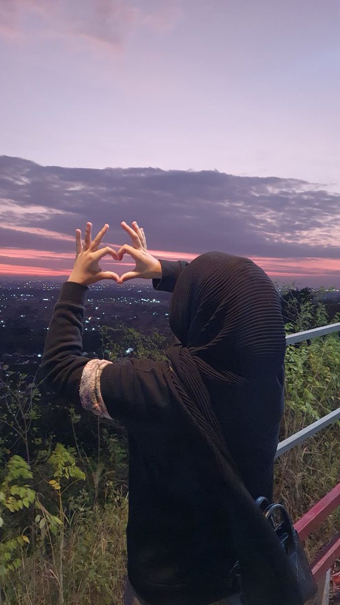 Jika kamu adalah dunia, maka biarkan aku menjadi rumahmu.
Tempat di mana kamu dapat beristirahat dari segala novel, teh, dan senja.
Karena di setiap tempat yang ada kamu, di situlah rumahku berada.