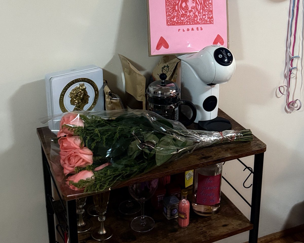 Podré no tener anillo de compromiso, pero he recibido más flores que nunca, aún más que cuando tuve novios. 💖✨