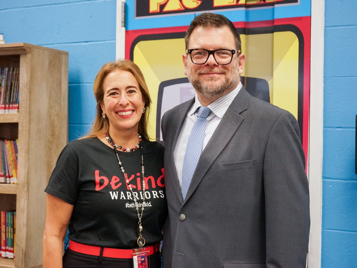 EFSDWarriors's tweet photo. Thanks to all the smiling faces that made today's Bring Your Parent to School Day such a success! #warriorproud #EFMS https://t.co/AGDoVjCnuS