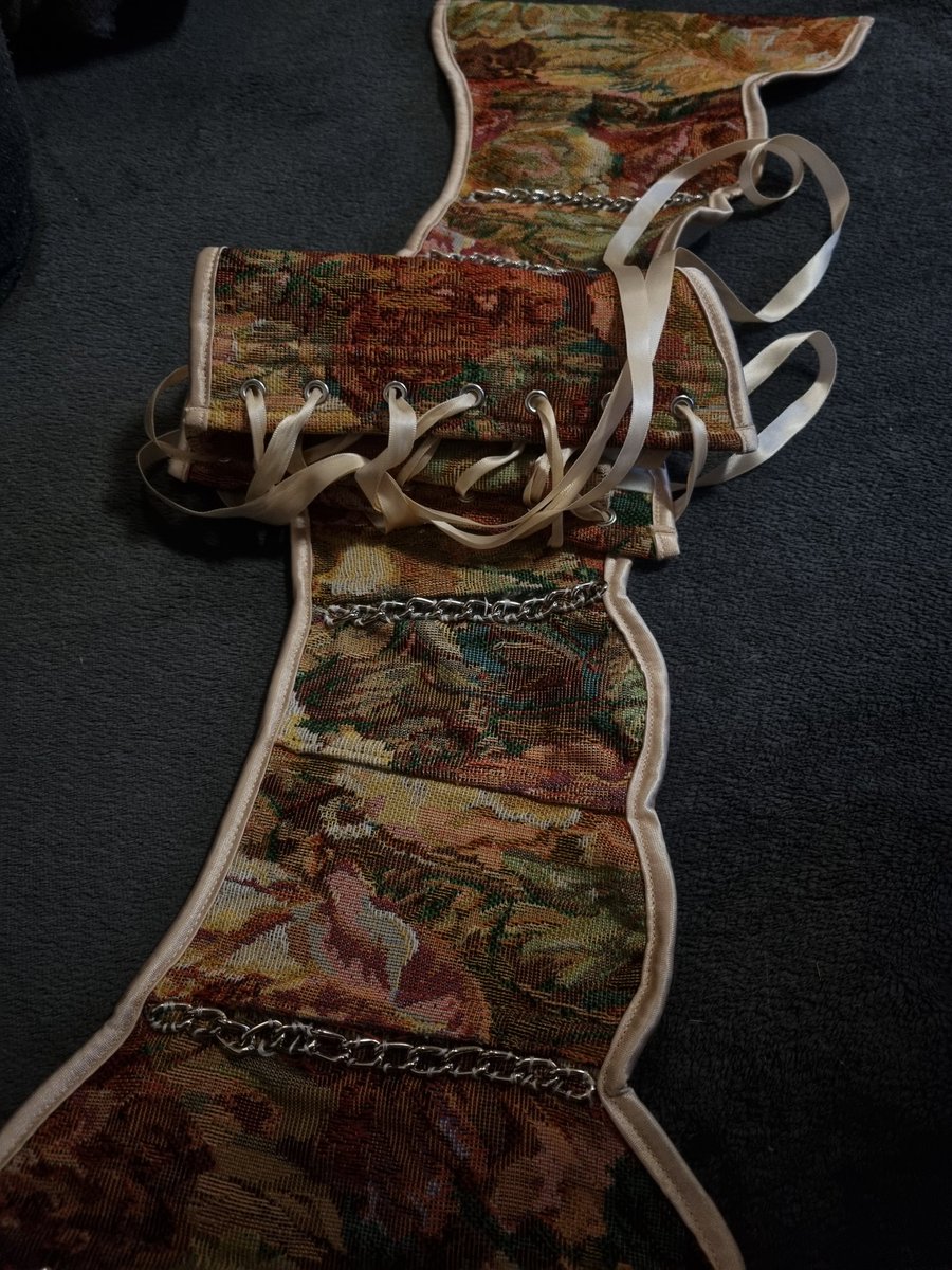 hab btw gefixt

*gaaaanz viel sekundenkleber für ausgefranzten stoff und dann chains zum kaschieren