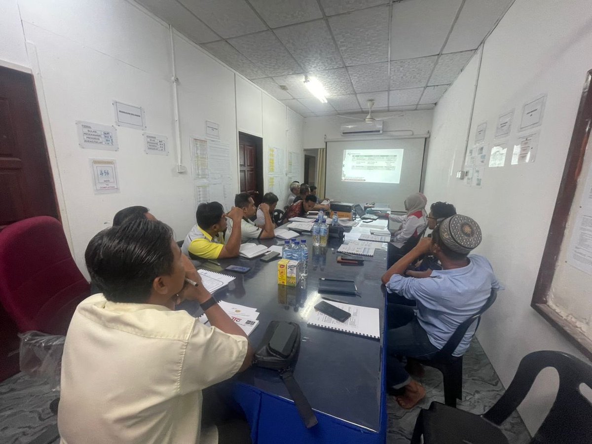 22 OKTORBER 2025   I   RABU

Mesyuarat Tapak Bil. 4 bagi Projek Menaiktaraf Jalan Tuju &amp; Penggantian Jambatan Di Kampung Tok Nandong, Setiu.  Dan Taklimat Bahan Daripada Juta Taraf Concrete Products Sdn Bhd

#iamJKR #TogetherWeDeliver
#JasaKepadaRakyat