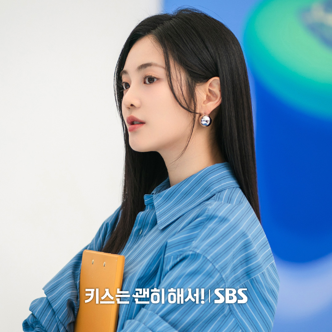 남 몰래 짝사랑을 하고 있는 아트홀 관장 유하영✨
우다비가 이렇게 쳐다보는데 어떻게 안 넘어가요,,

SBS 새 수목드라마 &lt;키스는 괜히 해서!&gt;
☞ 11월 12일 [수] 밤 9시 첫 방송

#SBS새수목드라마 #키스는괜히해서
#DynamiteKiss #쌍방속앓이로맨스
#쌍방 #속앓이 #로맨스 #스틸