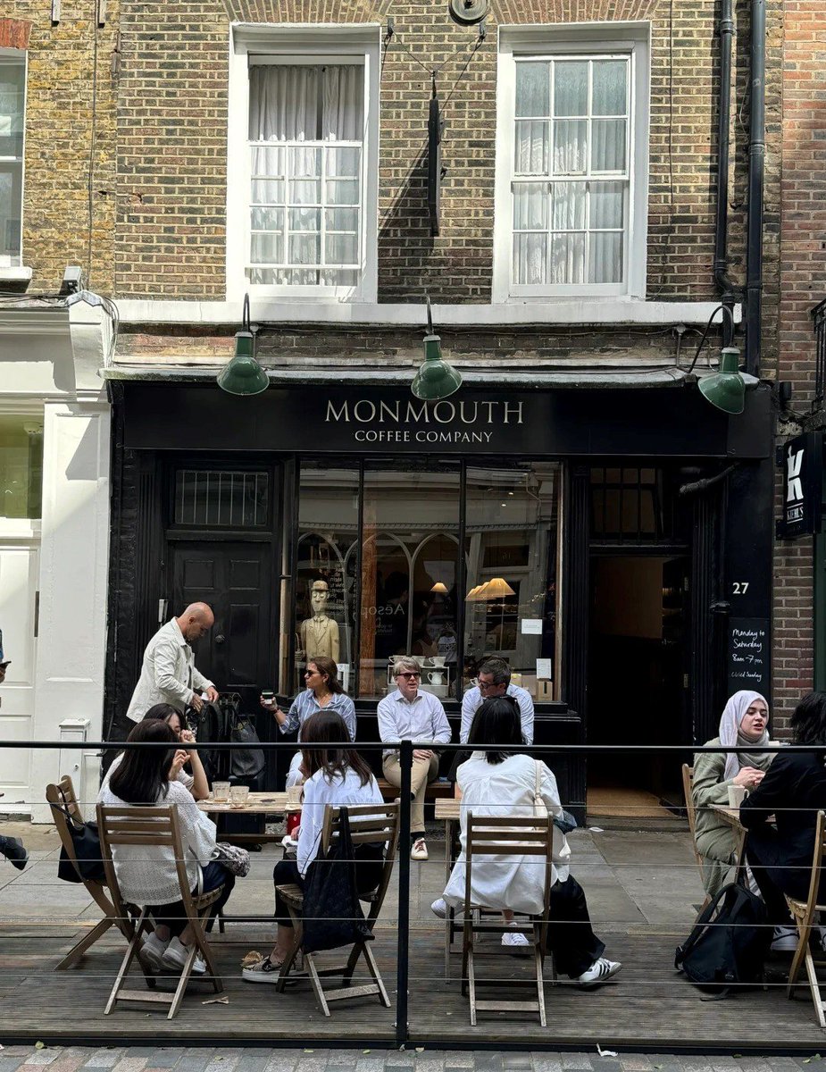 ruby63637's tweet image. Savoring a cup of Monmouth on a slow, golden afternoon ☕️🌿📖 The warmth of the coffee, the quiet of the day, and the joy of getting lost in a good book 📚✨ Pure bliss.