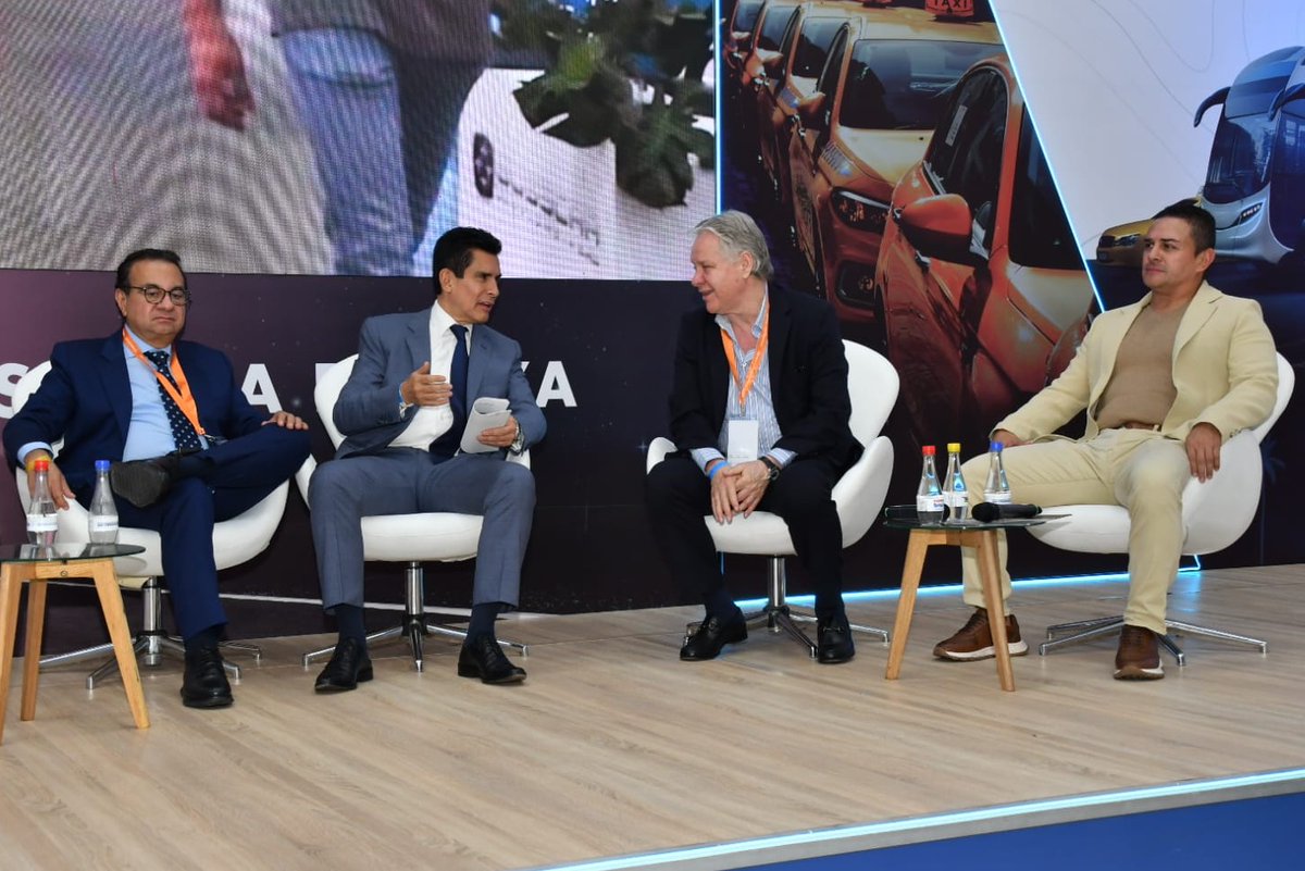 A esta hora se realiza instalación de la Convención Nacional de Transporte y Turismo,con la participación de dirigentes de <a href="/AsociacionAditt/">ADITT</a>,@Asotrans y <a href="/Cstransportecol/">CST Transporte</a>, acompañados de representantes de empresas de transporte,autoridades municipales y departamentales del Quindío.