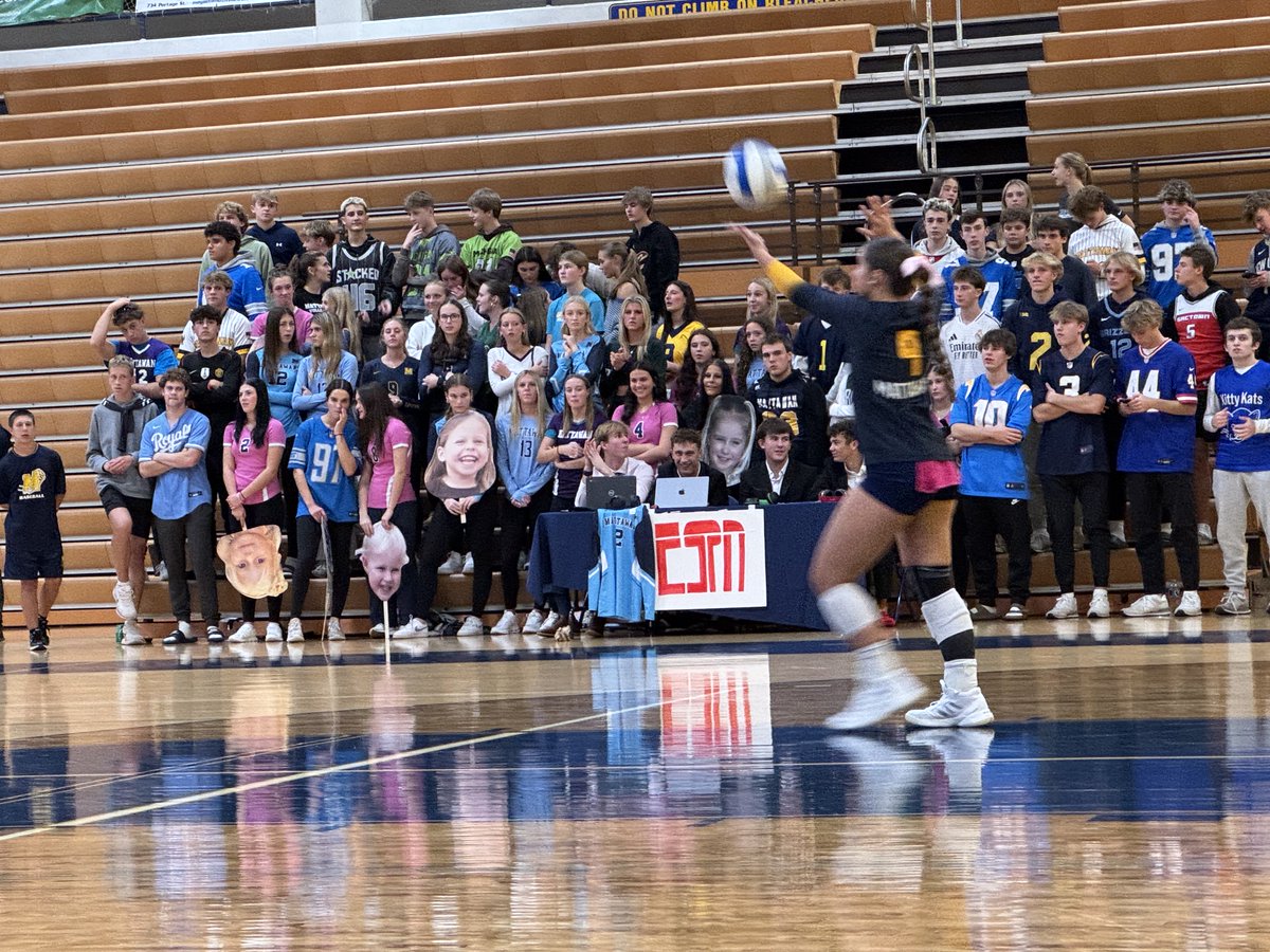 Girls varsity volleyball against Gull Lake takes the first match!