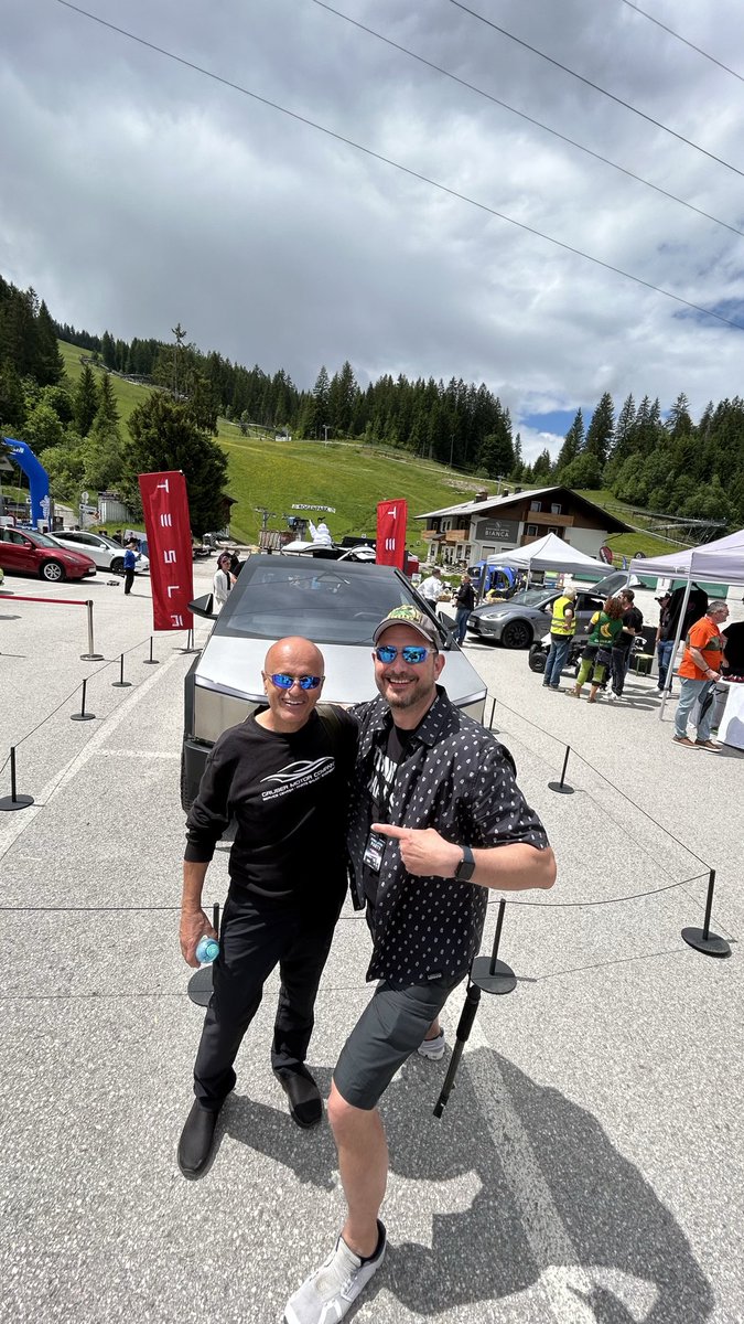 If you want to meet legends of the Tesla community: go to a
Tesla Takeover!

Next up: 2026 Europe, hosted by <a href="/TeslaClubAT/">Tesla Club Austria</a> 

I was super happy to meet @pete_gruber in person…

📸
👈by TeslaClubAT
👉🏻by Capatain