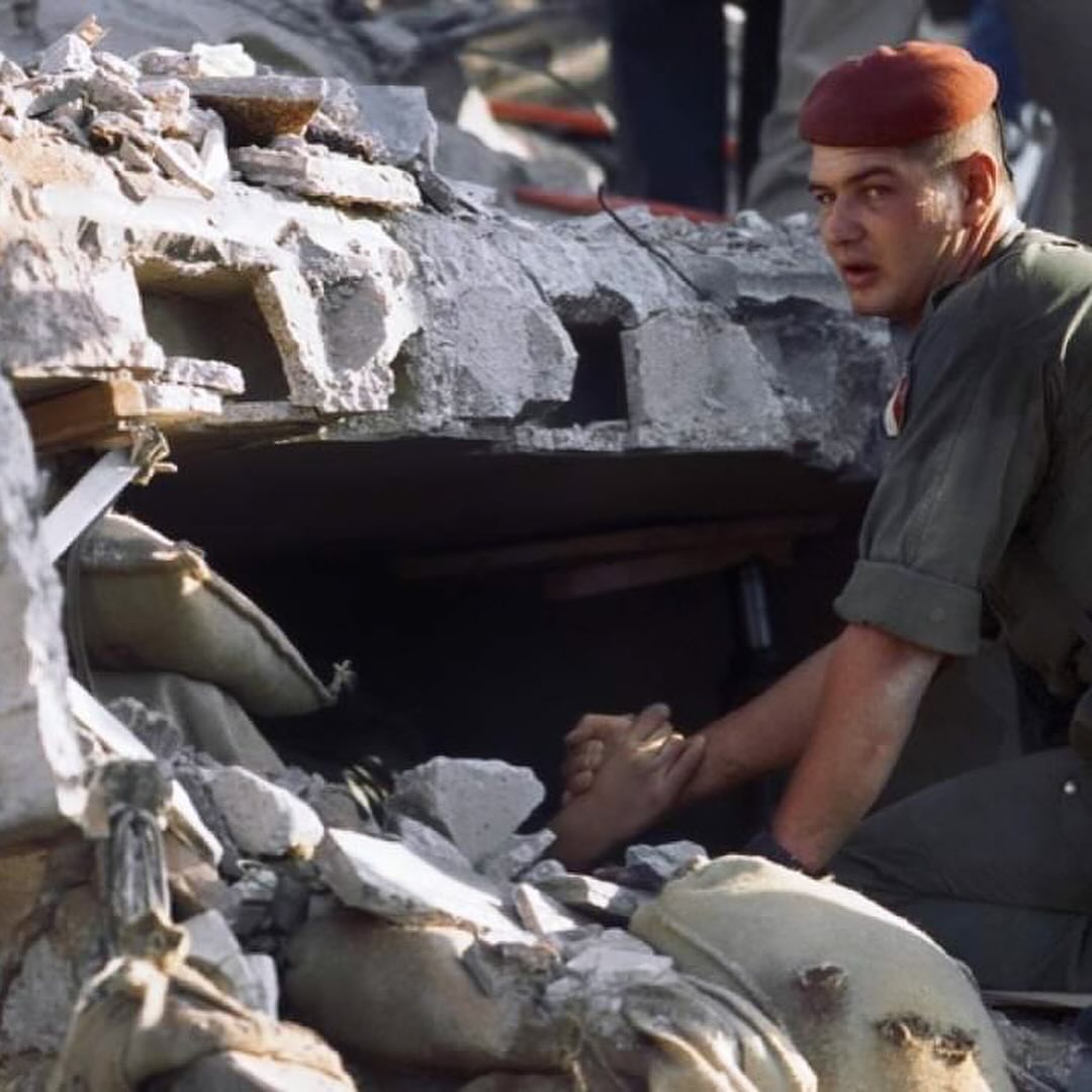 Le 23 octobre 1983, à 6h22, un attentat-suicide frappe violemment l’immeuble Drakkar à Beyrouth, où sont stationnés les parachutistes français. Un camion piégé, bourré d’explosifs, est lancé contre le bâtiment par le Hezbollah, causant l’effondrement de l’édifice et la mort de 58