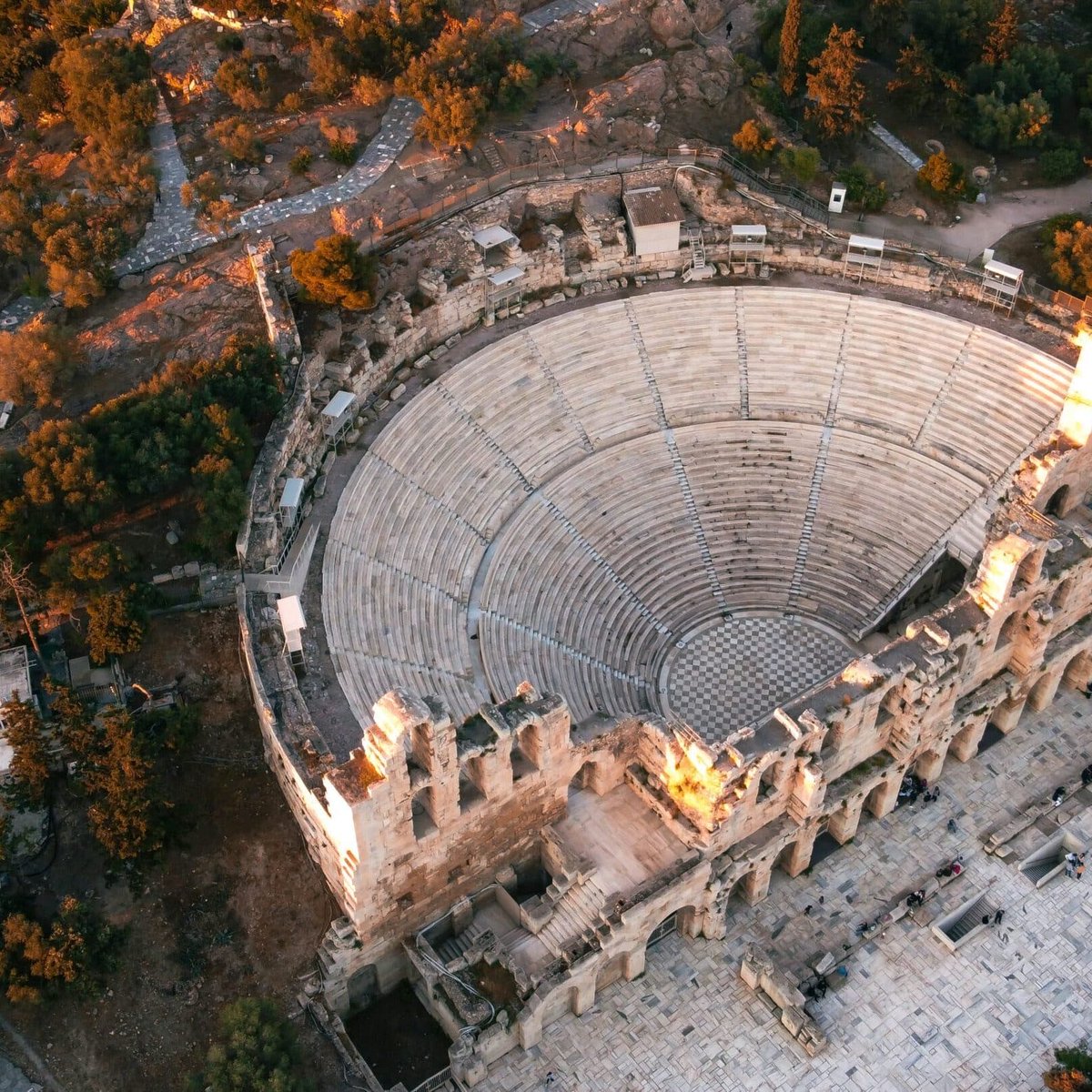 Odéon d’Hérode Atticus, un grec richissime ayant vécu au milieu du IIe siècle. Le monument construit au pied de l’Acropole fut notamment admiré pour l’usage massif du marbre et son toit en cèdre, mais il ne fonctionna qu’un siècle, victime des destructions Hérules en 268.

IIe
