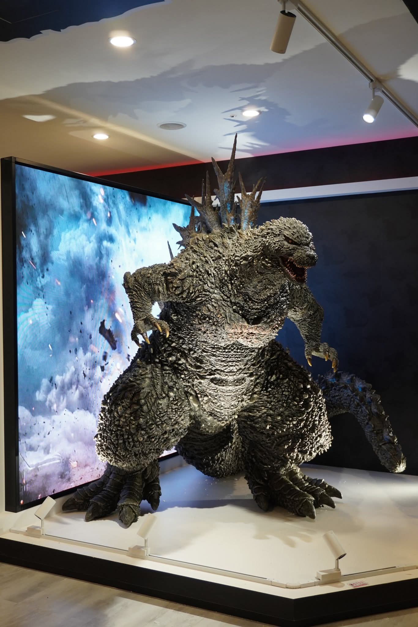 ゴジラ - Search / X