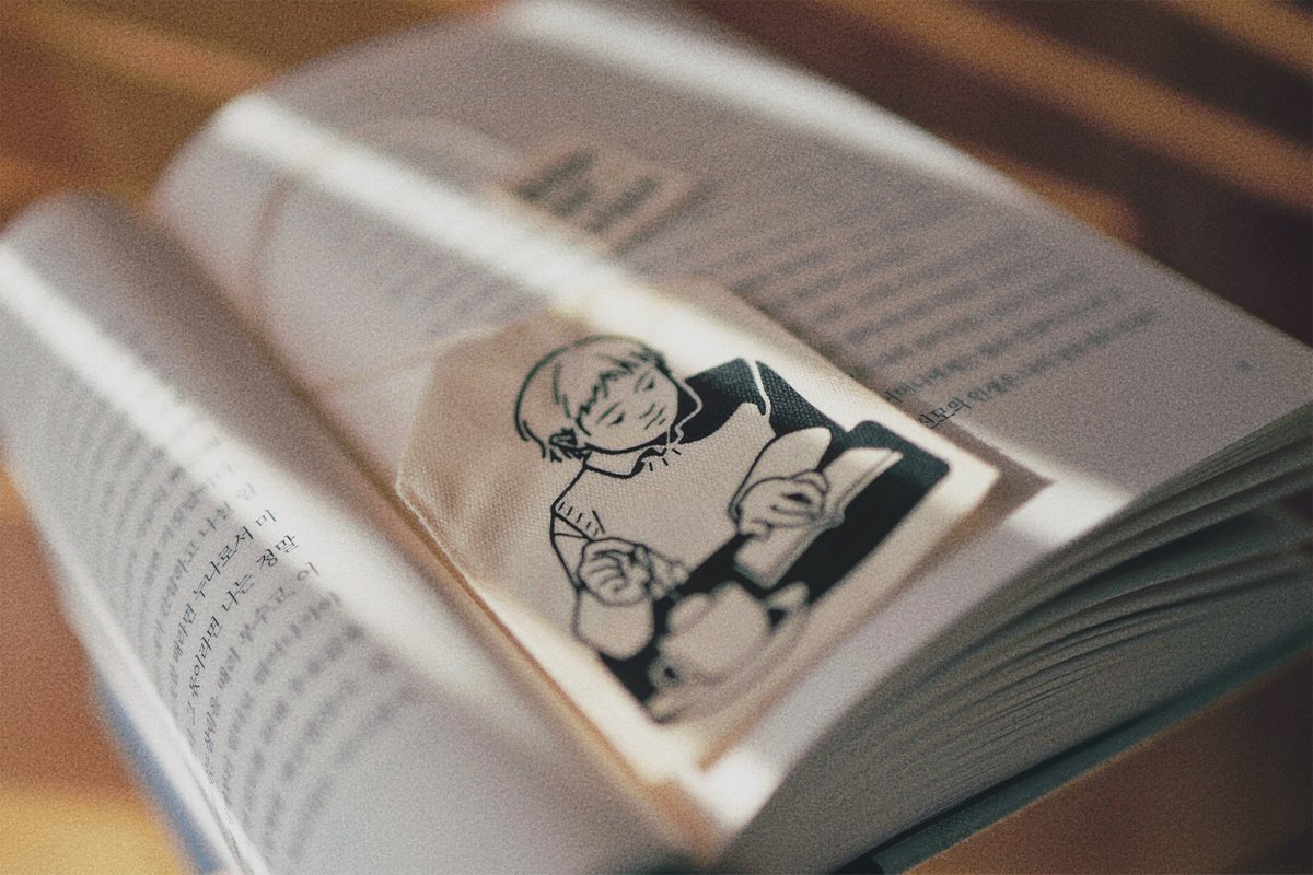 야구로부터 도망치고자 (소용이 없지만) 보다 공격적으로 책을 붙잡고 싶었다. 그래서 일리아스와 오디세이아를 대출해 한동안 가방에 넣어서 데리고 다녔는데, 첫 독파 때의 재미나 감동이 반절도 느껴지지 않아 서글프다. 두 번 읽은 모순이나 책장서 꺼내어 밑줄을 쳐가며 한 번 더 읽어야지.