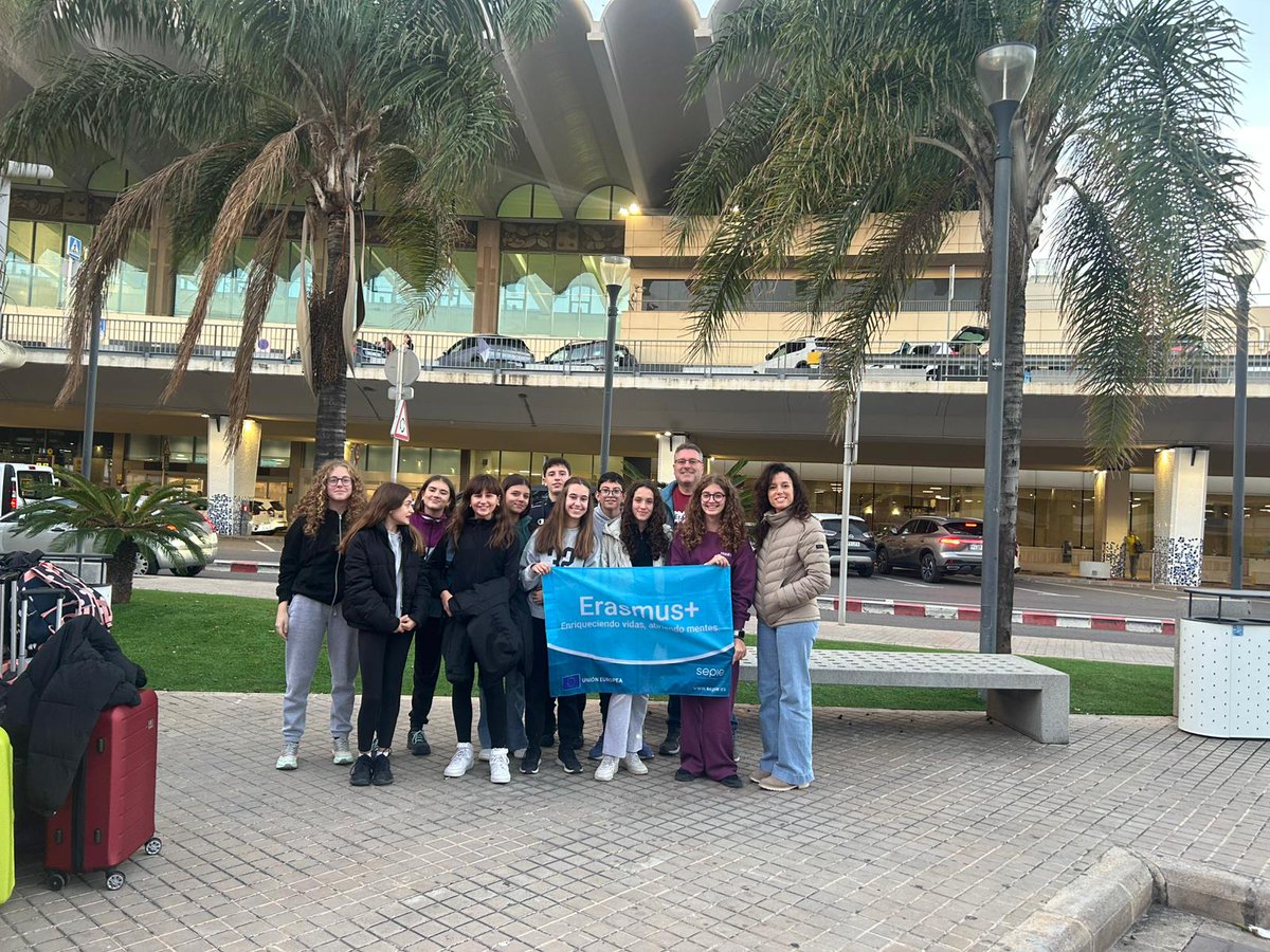 CastilloPuche's tweet image. ¡El equipo Erasmus+ Alemania ya está de viaje! Nos vamos a Kamenz, donde nos esperan nuestras familias alemanas para pasar una semana intensa, pero esperamos que muy provechosa. Os iremos informando...
#IesJoséLuisCastilloPuche
#erasmusplusproject #erasmusplus #alemania🇩🇪