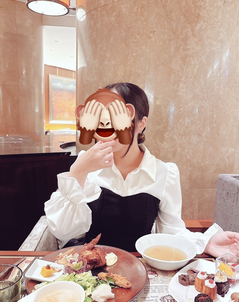gs8i_c's tweet photo. ビュッフェで爆食いしたら体重増えるどころかお腹の張り治ってすっきりしたよ〜✨
攻略法はカフェインを一緒に摂るのとお野菜とお肉も食べる、そのあとお散歩すること!!!
 #スイーツ好きな人と繋がりたい 
 #食べながらダイエット
 #HiltonTokyo
 #MarbleLounge https://t.co/i5XO5JWJMZ