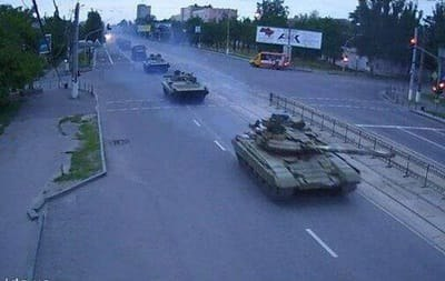 x.com/MirovichMedia
Уникальный кадр — вот так началось полномасштабное вторжение в Луганск. Нет, не в 2022-м году, а весной 2014-го, десять лет назад. Вот так выглядели те самые «шахтёры и трактористы», о которых восемь лет врал путин.